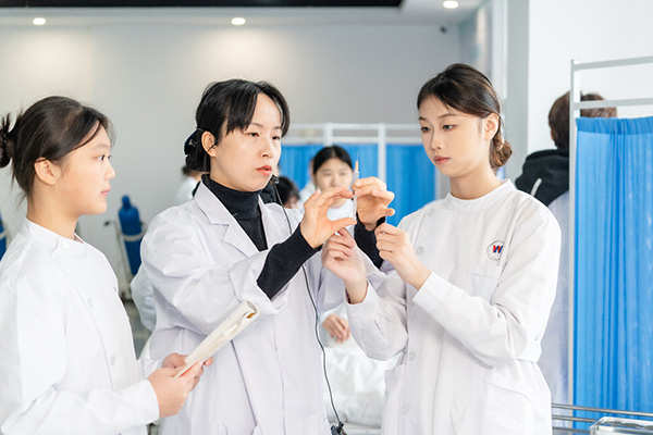 成都万通未来高级技工学校开设有哪些专业？