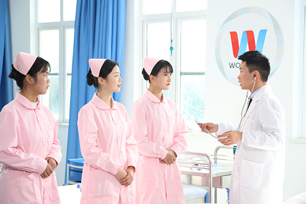 成都万通护理专业受关注：学护理就业前景如何？
