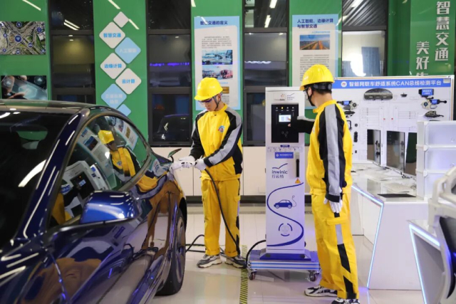 新能源时代，18-35岁把握机会，来万通短期掌握一门实用技术！