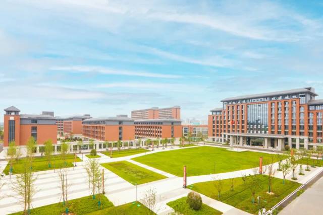 学校和预期差太多，课堂太枯